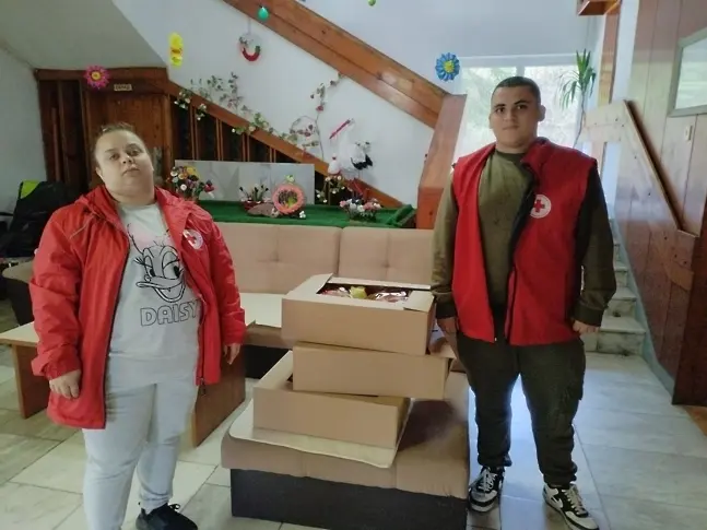 Младите червенокръстци от Ловеч и Троян стоплиха сърцата на хора в риск за Великден