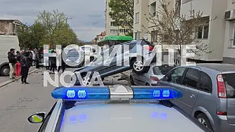 Автобус от градския транспорт помете три коли в Хасково
