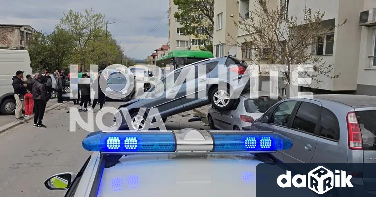 Автобус на градския транспорт в Хасково блъсна три автомобила при
