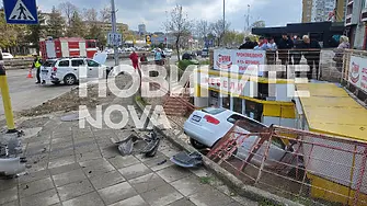 Катастрофата в Шумен: Eдната от колите паднала в подлез с магазини