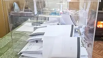 ГЕРБ подаде жалба срещу член на СИК в Бургас, отворил кутията с машинния вот