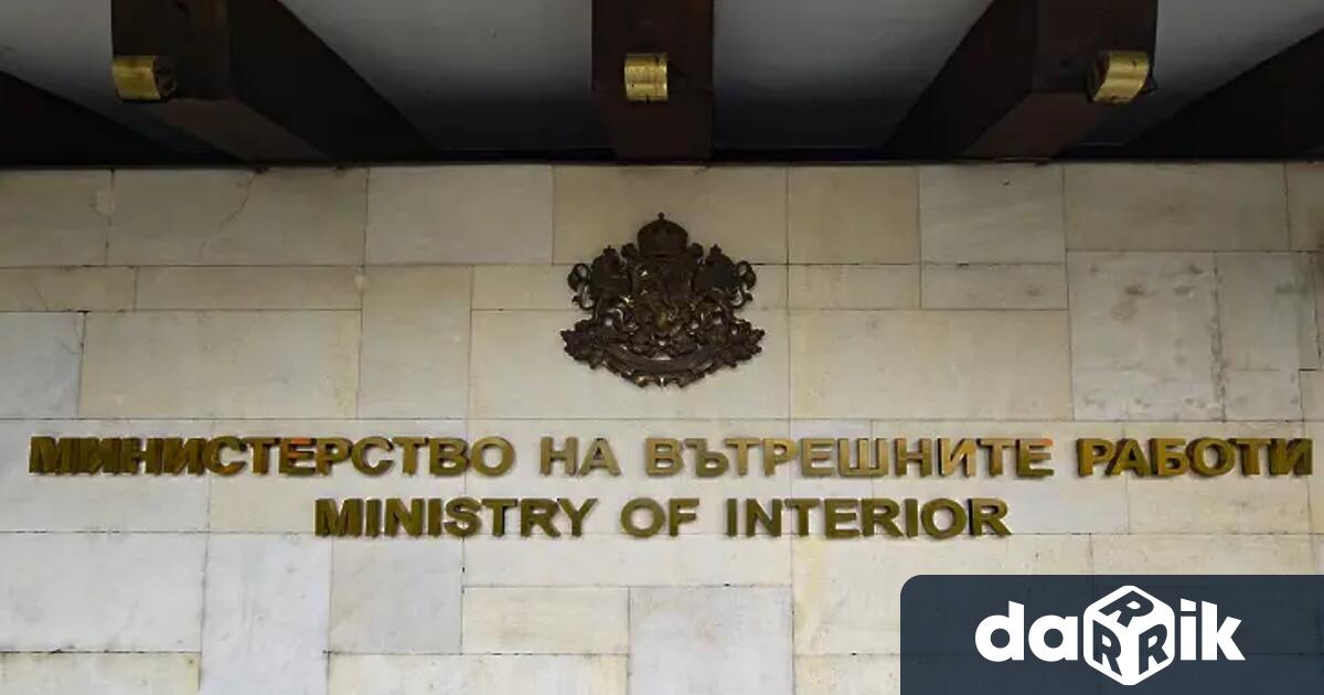 Всички служители на МВР включително и курсантите от Академията на