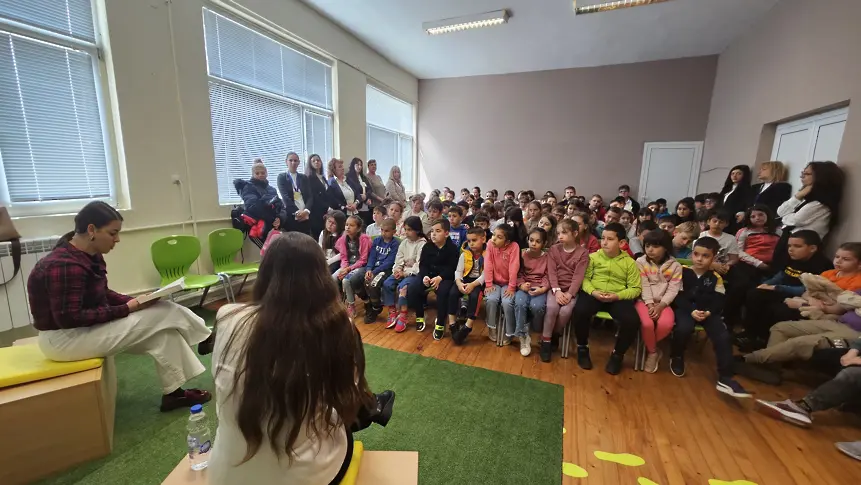 Актриси от Врачанския театър се включиха в Маратона на четенето в Мездра