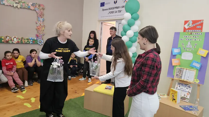 Актриси от Врачанския театър се включиха в Маратона на четенето в Мездра