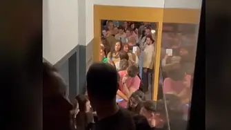 Полиция в Барселона гони български граждани, които чакат да дадат своя вот  