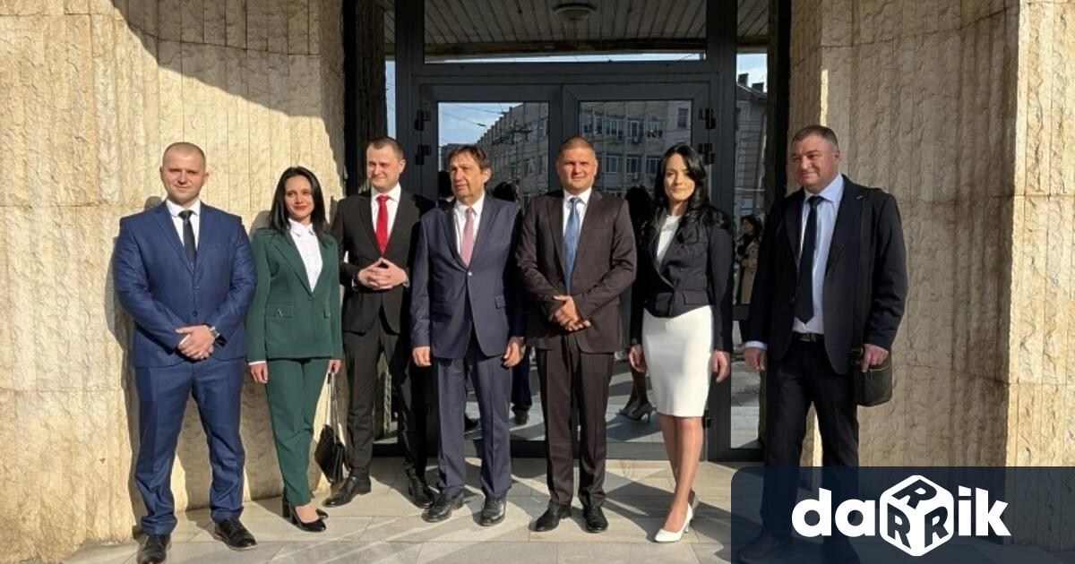 При 100 обработени протоколи на секционните избирателни комисиив Районната избирателна