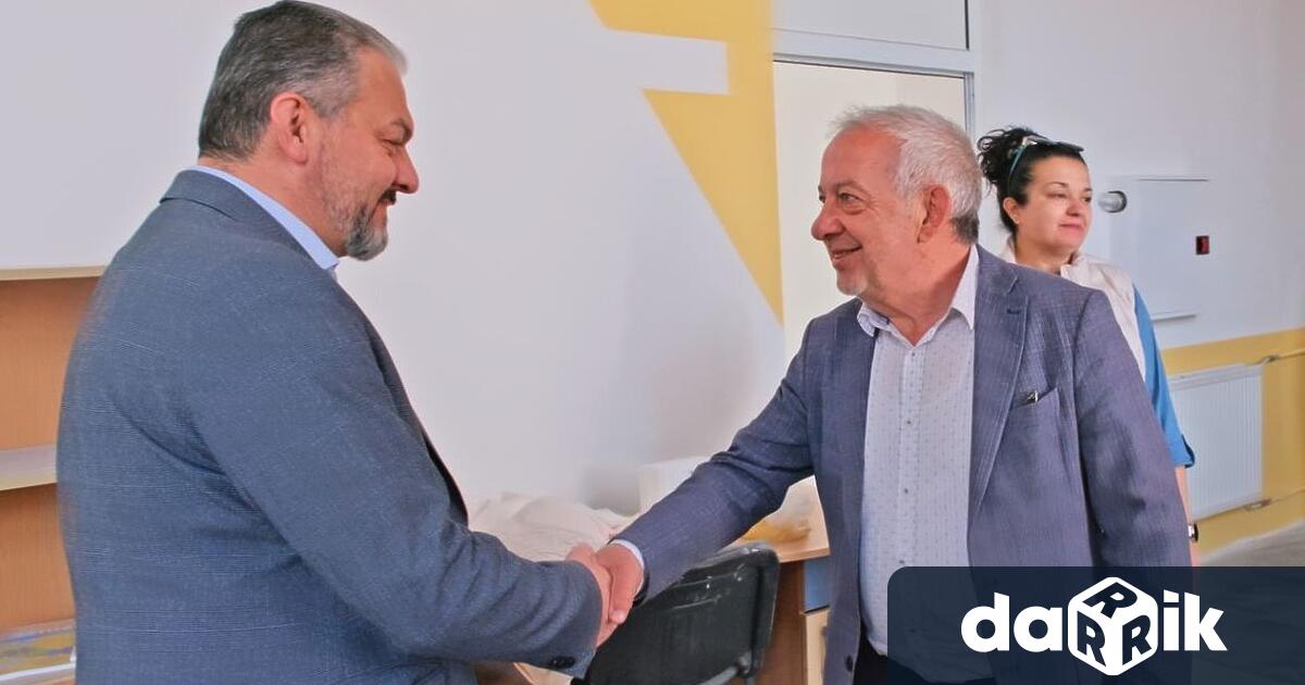Кметът д р Иван Иванов директорът на училището Тома Томев зам кметът