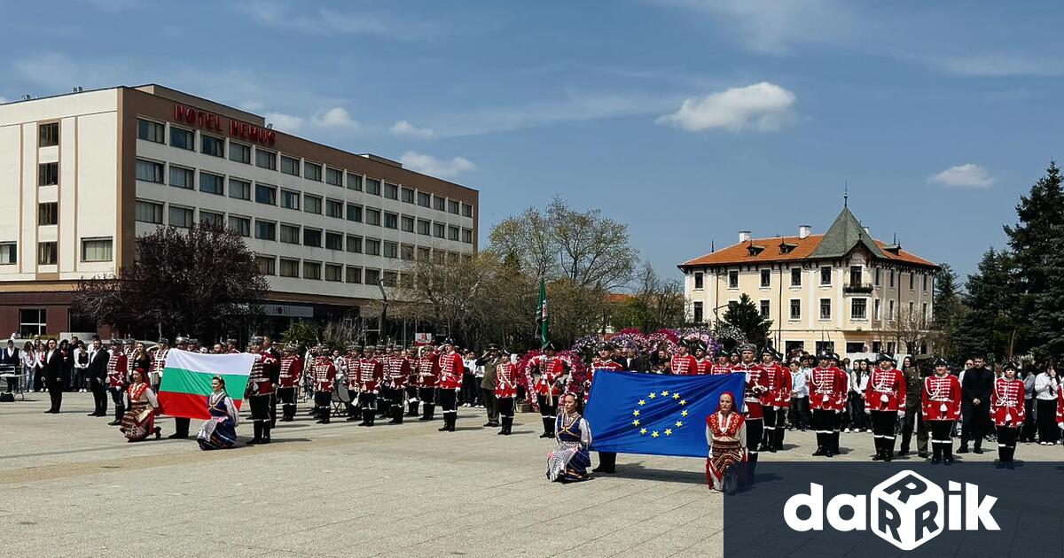 С тържествена церемония бе връчено знамето на XXVI ученически гвардейски