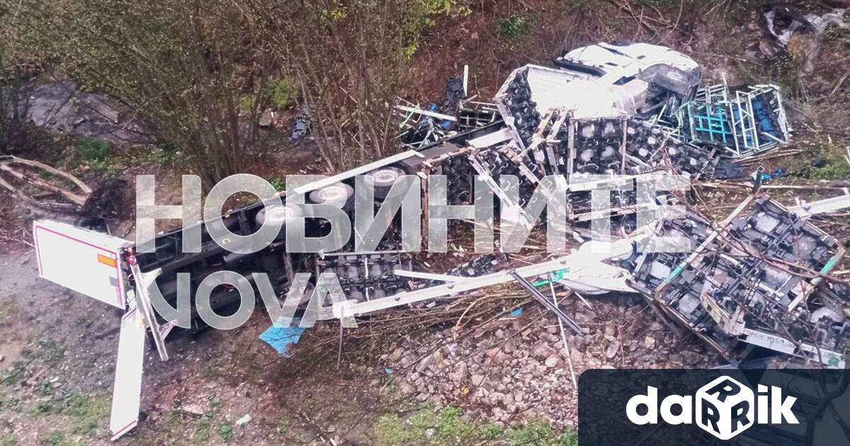Тежкотоварен автомобил се преобърна в пропаст край Прохода на Република.