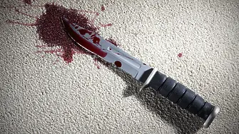 Намушкаха жена в дланта и бедрото, задържаха мъжа ѝ