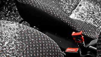 Изпреварване, завършило в катастрофа: Бебе и майка са в реанимация след тежък удар 