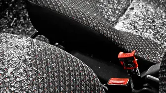 Изпреварване, завършило в катастрофа: Бебе и майка са в реанимация след тежък удар 