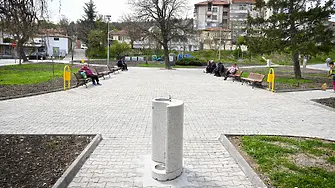 Подмениха тротоарите, пейките и осветлението на площад „17 януари“ в Сливен