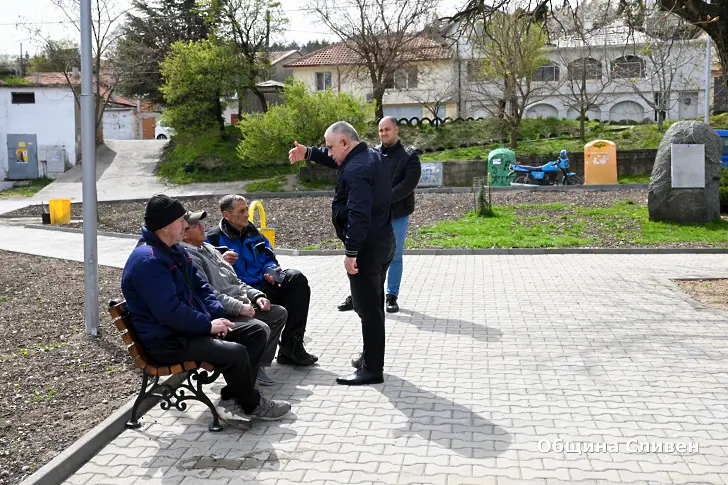 Подмениха тротоарите, пейките и осветлението на площад „17 януари“ в Сливен