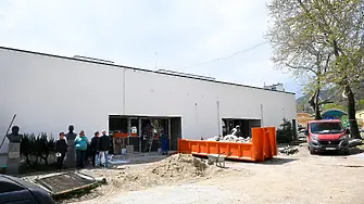 Продължава ремонтът на зала „Сирак Скитник“