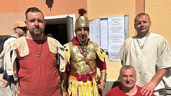 Българи, облечени като антични легионери, гласуват в Рим
