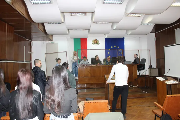Ученици участваха в симулирани дела в Районен съд – Котел