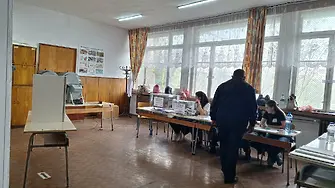 Мъж гласува в две различни избирателни секции в Нова Загора