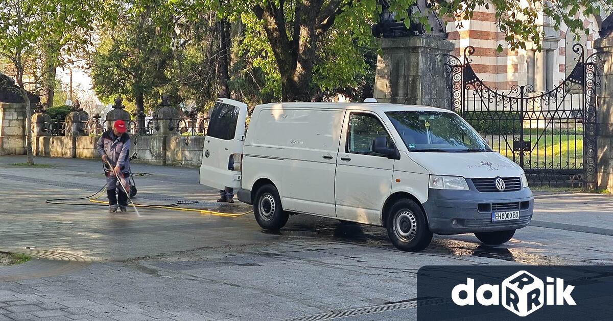 В Плевен продължава основното миене на уличната мрежа От тази