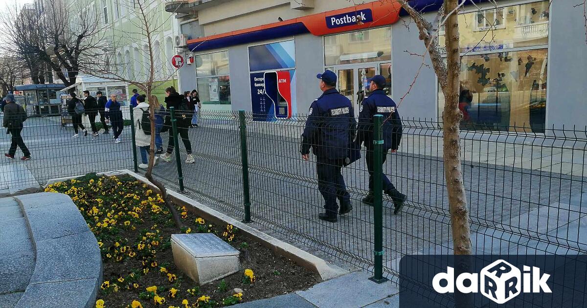 Задържани са лица за нападение над полицейски служител при изпълнение