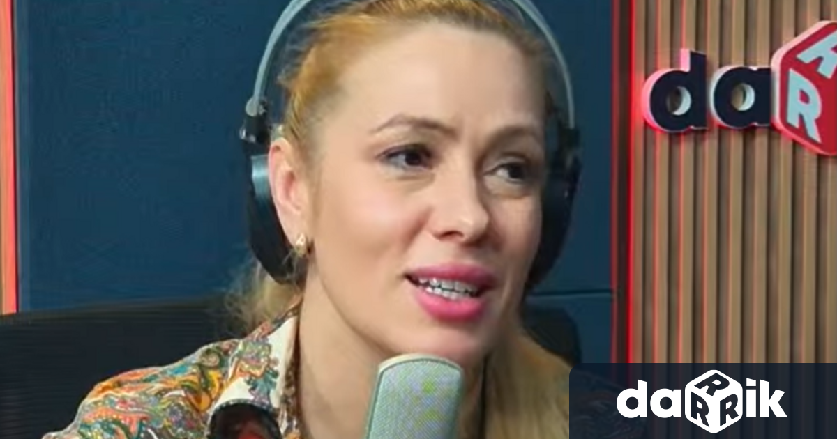 За първи път стъпва на сцената когато е на 4
