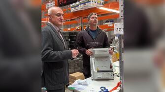 Скандал с машините дни преди изборите: ГЕРБ взеха отвертка и развиха болтовете на машина