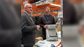 Скандал с машините дни преди изборите: ГЕРБ взеха отвертка и развиха болтовете на машина