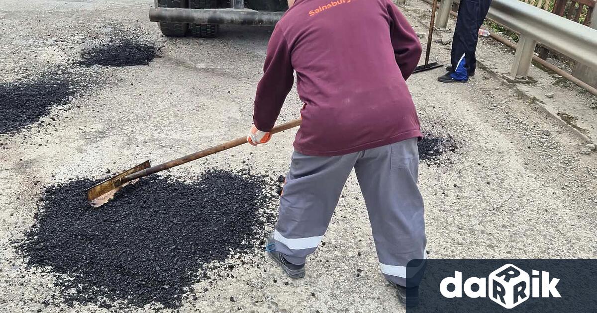 Служители на Общинско предприятие ОбП Чистота започнаха аварийно изкърпване на