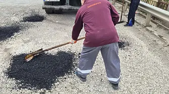 Започна „изкърпване“ на градските улици в Мездра и на междуселищни пътища в общината