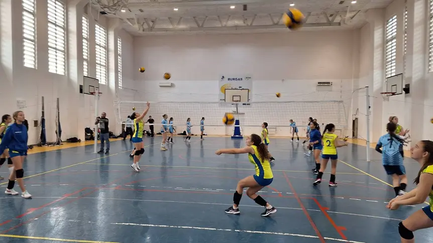 Отборът по волейбол на СУ "Христо Ботев" донесе повод за гордост на Нова Загора