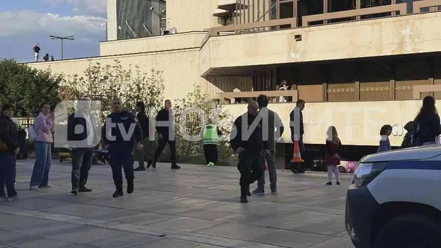 Падна парапет от НДК, ранено е 14-годишно момче (СНИМКИ)