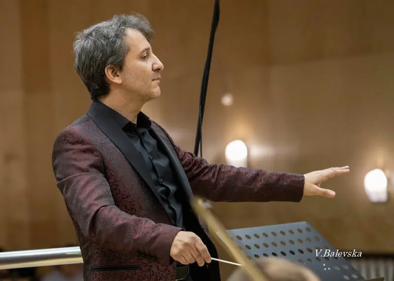 Личен дебют на дуо Светлин и Клое Русев със симфоничен оркестър и световна премиера от Минко Ламбов тази вечер в Плевен!