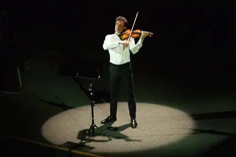 Личен дебют на дуо Светлин и Клое Русев със симфоничен оркестър и световна премиера от Минко Ламбов тази вечер в Плевен!