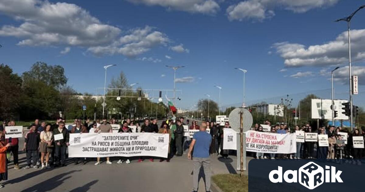 Десетки граждани блокираха кръстовището на бул България и ул Динко