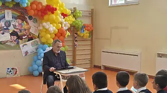 Изпълнителният директор на УМБАЛ „Д-р Георги Странски“  гостува на второкласници и чете приказки