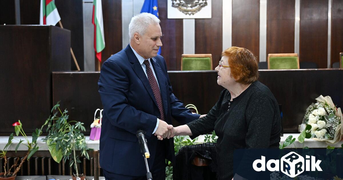 Доцент Мария Тодорова дари 2 300 евро на МБАЛ Д р