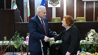 Доц. Мария Тодорова дари на МБАЛ „Д-р Иван Селимински – Сливен“ средства, останали от издаването на книгите й