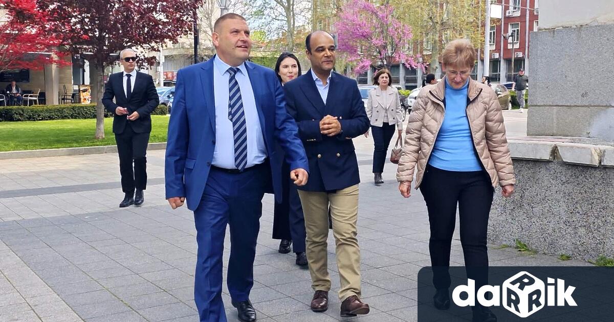Кметът на Плевен д р Валентин Христов посрещна днес в града