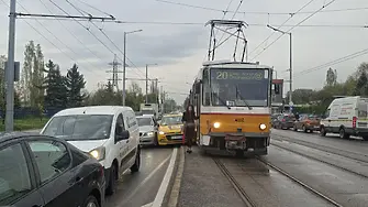 Катастрофа между кола и трамвай в София, спряно е движението на мотрисите