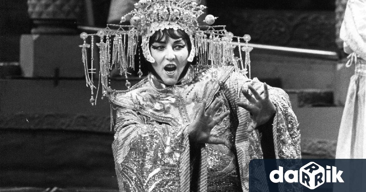 Сконцерт спектакъл Вхраманаоперата ОбщинаПлевен щесепоклонипредлегендарнатаопернапримаГенаДимитрова поводъте 85 атагодишнинаотрождениетонасветовноизвестнотосопрано Спектакълът реализиран съвместно с Общински хор Гена Димитрова