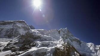  В началото на сезона за изкачване огромен леден блок блокира пътя към Еверест