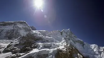  В началото на сезона за изкачване огромен леден блок блокира пътя към Еверест