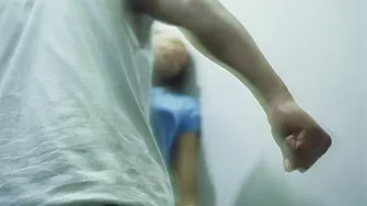 Момиче припадна, след като беше блъскано в стена във Велико Търново