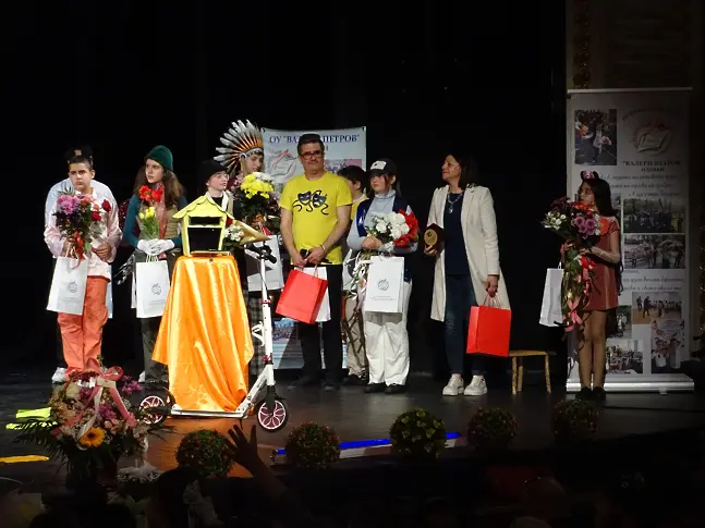 ОУ „Валери Петров“ чества своя патронен празник