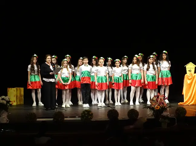 ОУ „Валери Петров“ чества своя патронен празник