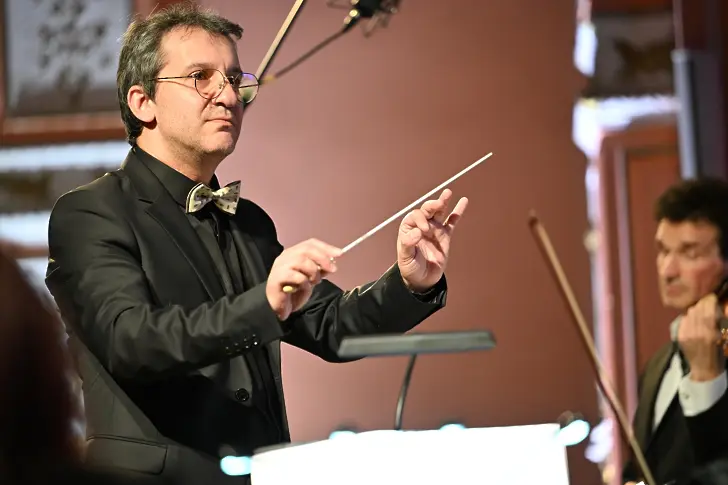 Личен дебют на дуо Светлин и Клое Русев със симфоничен оркестър и световна премиера от Минко Ламбов тази вечер в Плевен!