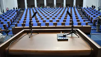 Новите 240 депутати: 57 са жени, а 183-ма са мъже