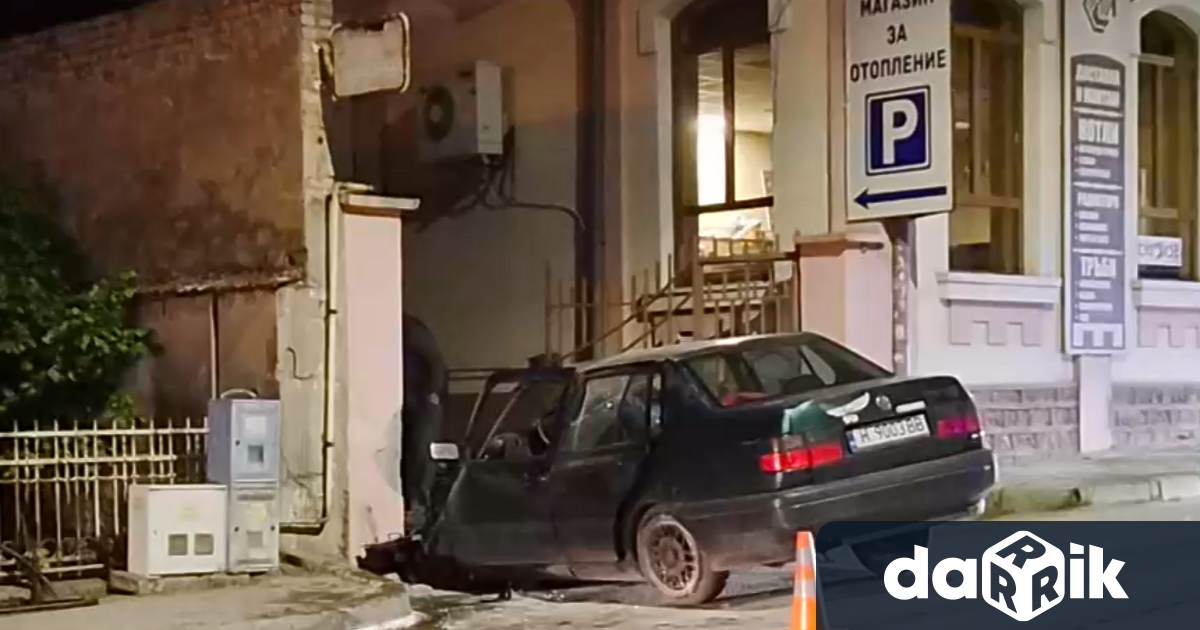 Водач се качи на тротоар с колата си и се
