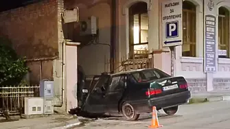 Жена се качи на тротоар с колата си и катастрофира 