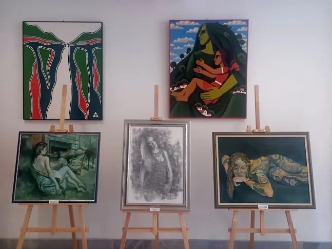 Силвия Петкова и Теодор Вешин подредиха съвместна изложба в Община Мездра